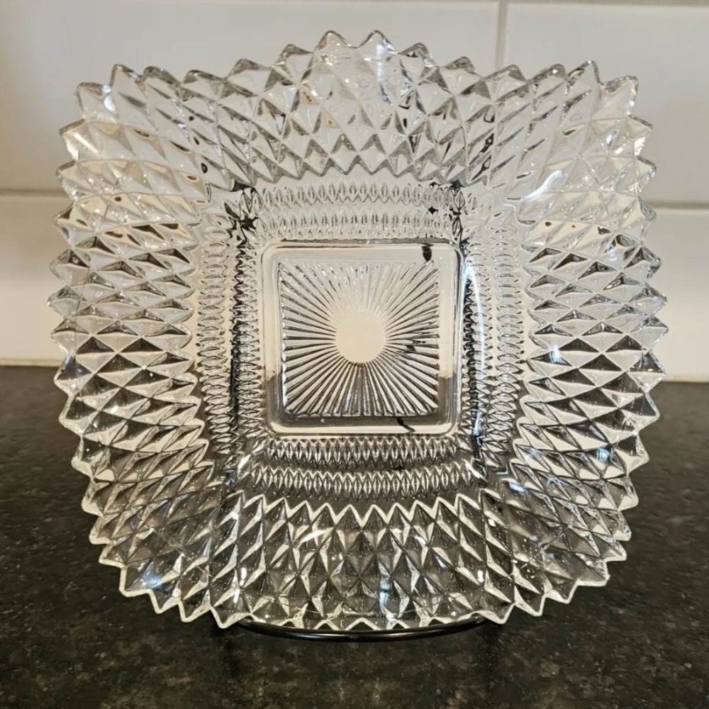 Vintage Indiana glass diamond point scalloped edge bowl